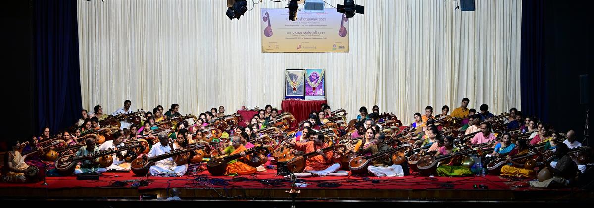 ट्यूनिंग प्लक के नरम झिलमिलाहट ने घटना के लिए एक नाजुक प्रस्तावना की तरह हवा में लटका दिया।