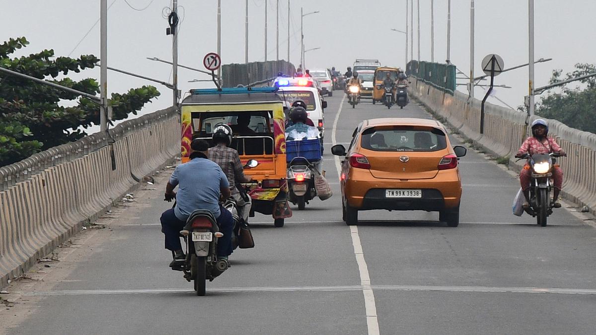 Concerns raised over accidents on Gandhipuram second level flyover in Coimbatore; two died in 2023