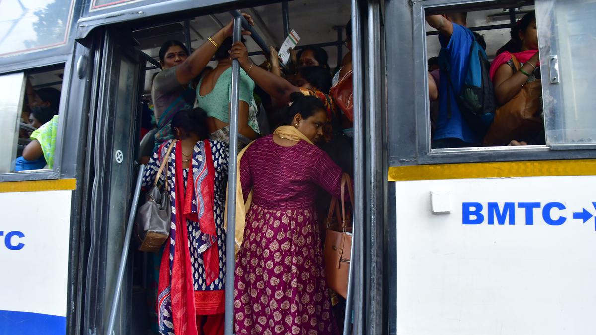 BMTC crew fail to follow passenger safety norms; buses keep doors open