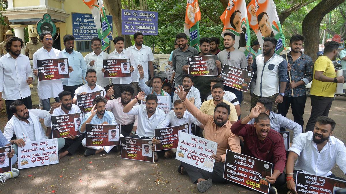 Police foils Youth Congress workers attempt to gherao Pratap Simha&rsquo;s car