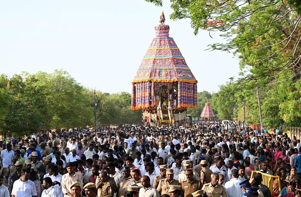 Devotees pulling the cars of Arilmigu Swarnamuoortheeswarar Temple in Kandadevi in Sivaganga district on Tuesday. 