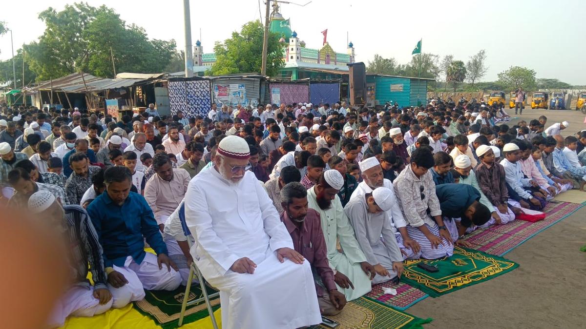 Over 1,000 participate in Bakrid prayers at Nagore beach