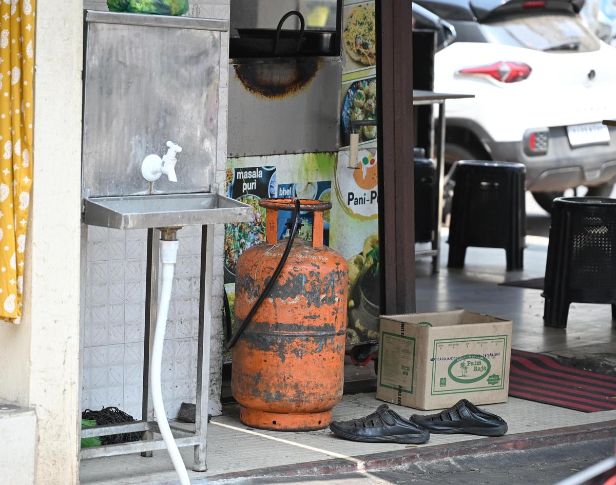 thehindu.com - G T Sathish - LPG shortage crisis: 90% of hotels in Shivamogga won't open on March 12