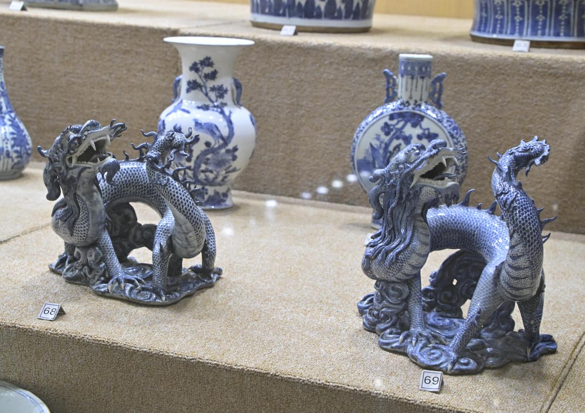 Poucas peças da coleção de porcelana azul e branca