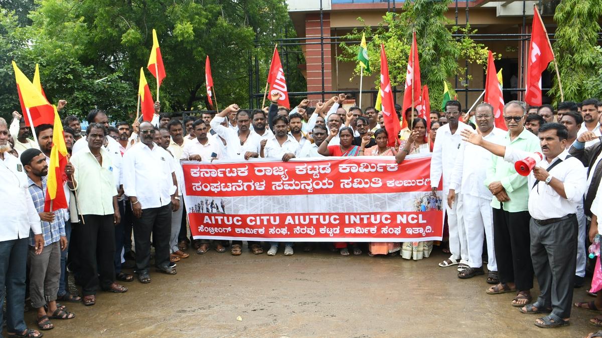 Protest in Kalaburagi against cancellation of genuine labour cards by DEOs