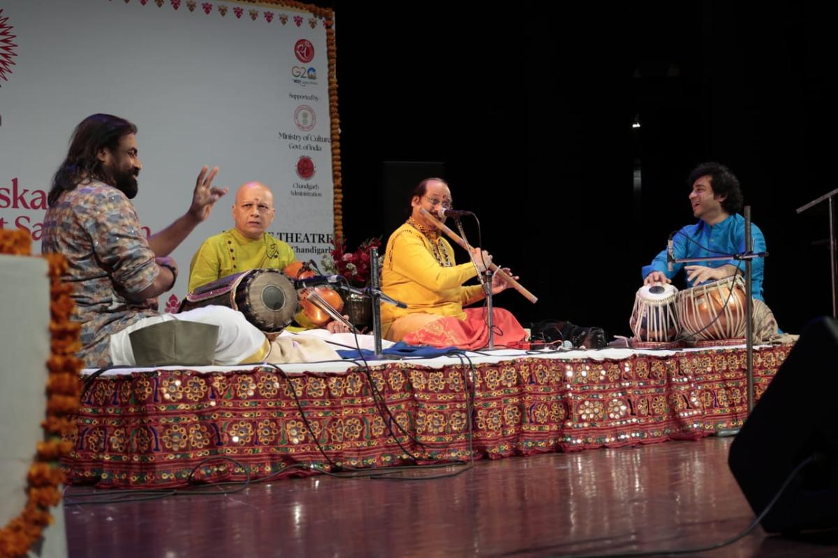 The instrumental quartet consists of Ronu Majumdar on flute, R on violin.  Kumaresh, Aditya Kalyanpur on tabla and Hari Kumar on mridangam. 