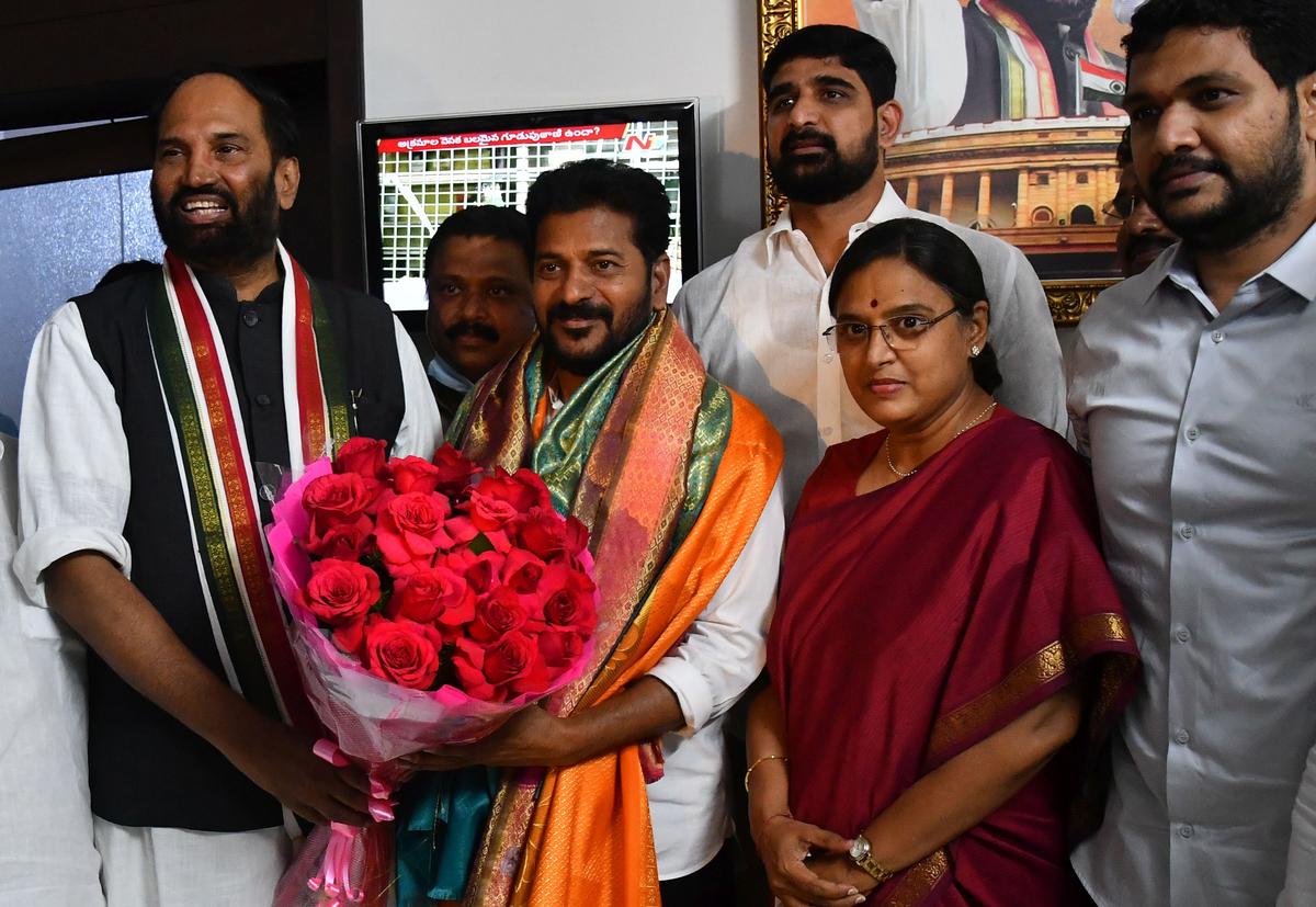 File photo of outgoing Telangana Pradesh Congress Committee (TPCC) chief N. Uttam Kumar Reddy and his wife N. Padmavathi Reddy and others welcoming newly appointed president of TPCC A. Revanth Reddy in Hyderabad on Tuesday (July 06, 2021).