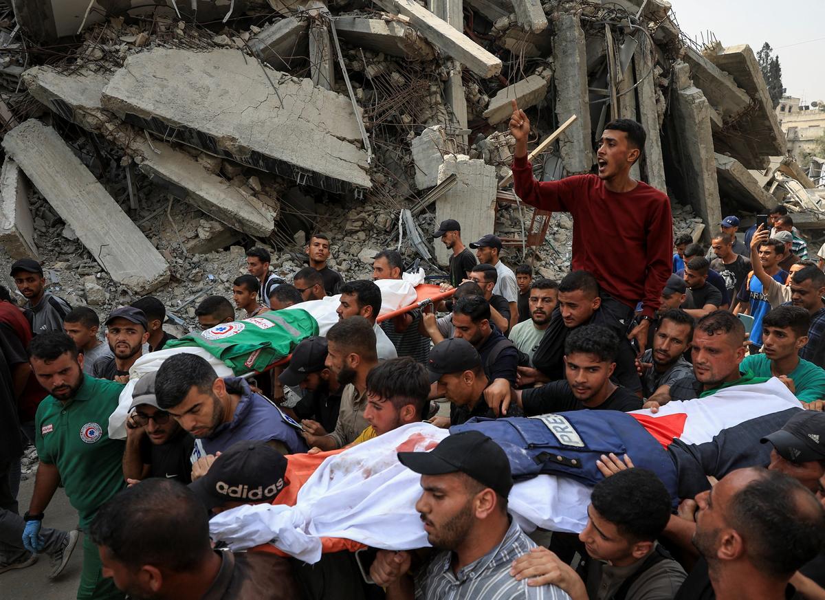 A flak jacket and a Palestinian flag are placed on the body of Al Jazeera journalist Anas Al Sharif, during the funeral for him, Mohammed Qreiqeh, Ibrahim Zaher, Mohammed Noufal and another colleague, who were killed in an Israeli strike, in Gaza City August 11, 2025. REUTERS/Dawoud Abu Alkas     TPX IMAGES OF THE DAY