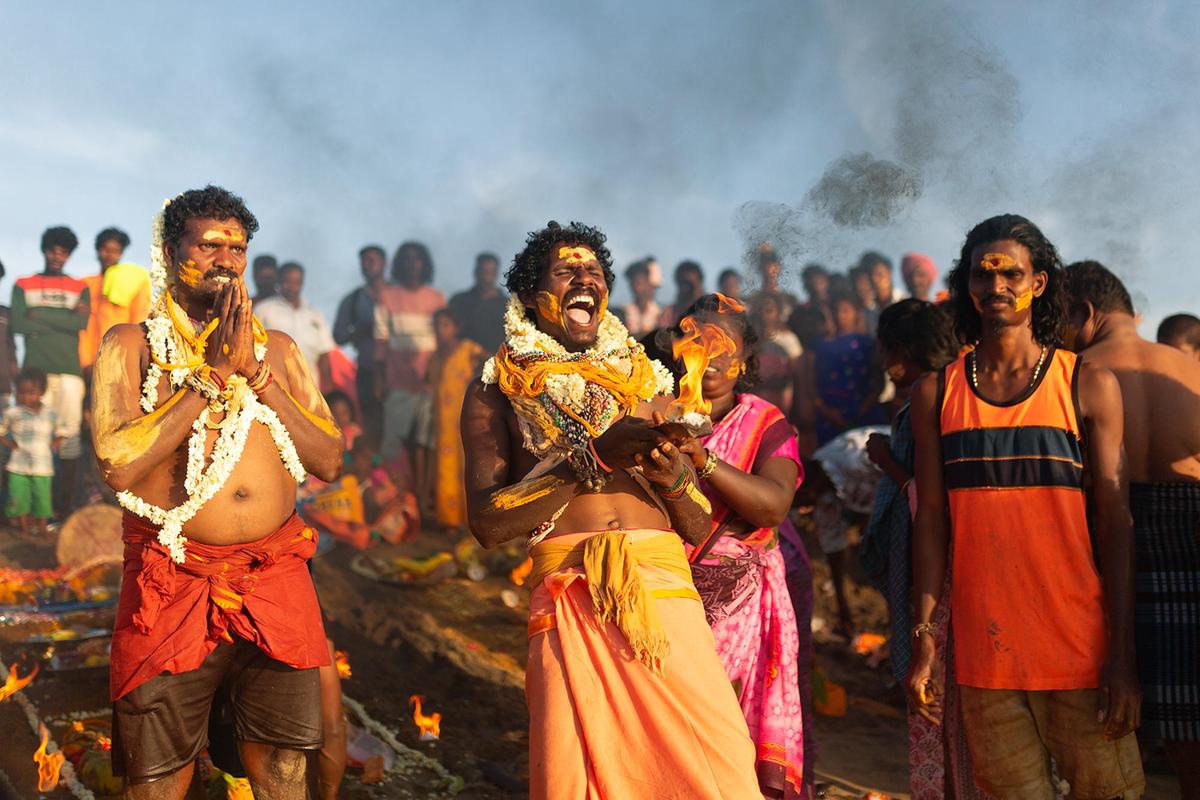 अपने गीतों और नृत्यों के माध्यम से, इरुला अपने पूर्वजों, पारंपरिक व्यवसायों और प्रथाओं और अपने देवता कन्नियाम्मल के प्रति अपनी भक्ति के बारे में कहानियाँ सुनाते हैं। 