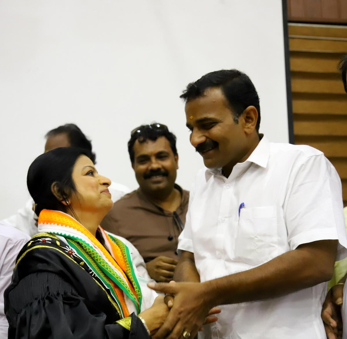 Niji Justin, o recém-eleito prefeito da Thrissur Corporation, parabenizando o vice-prefeito A. Prasad.