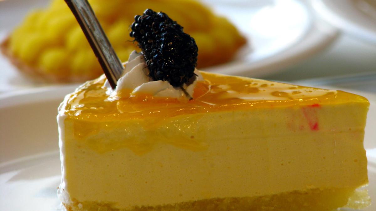 Yummy cheese cake with luscious mangoes