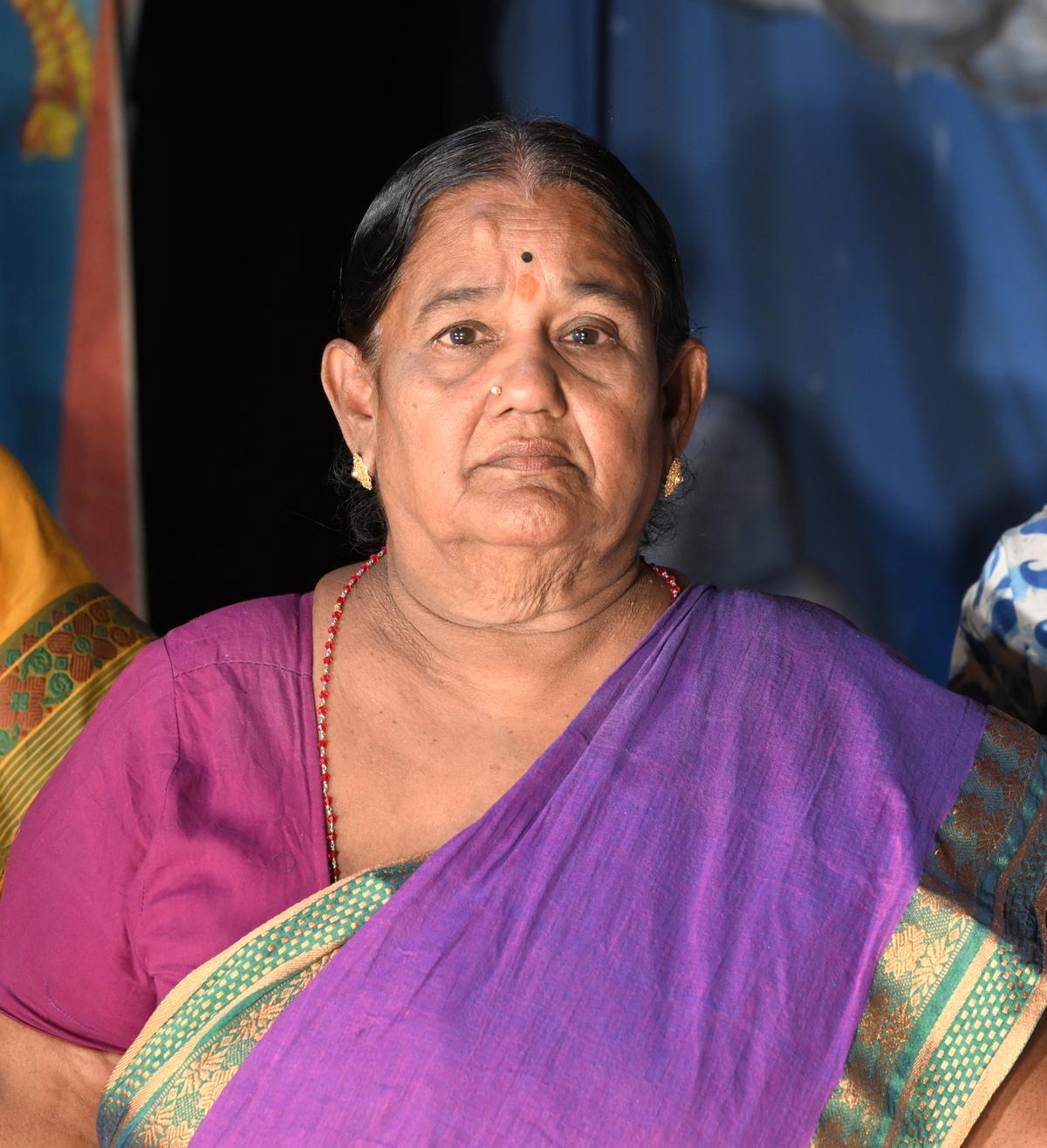 पुष्पलता (66) भानोदय नाट्य मनाली (सुरभि) की सबसे वरिष्ठ कलाकार हैं।