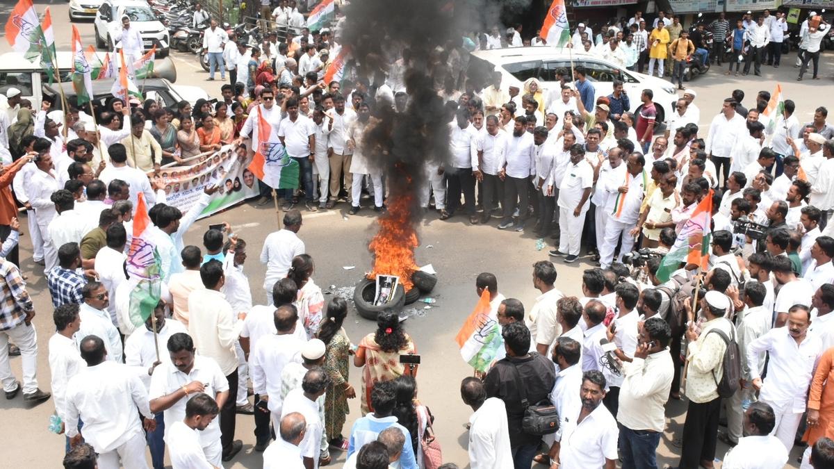 Congress takes out protest march&nbsp;in Kalaburagi