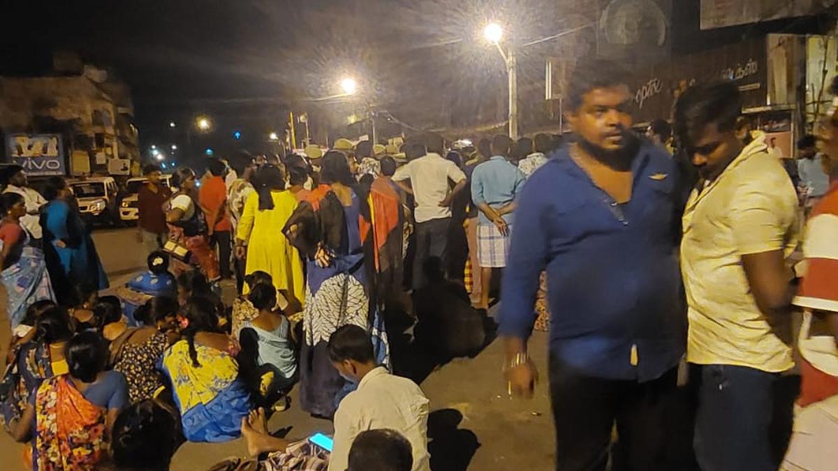 26-year-old man murdered in Mayiladuthurai; relatives stage protest 26-year-old man murdered in Mayiladuthurai; relatives stage protest