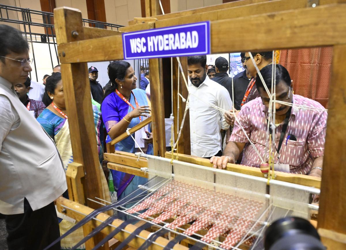 Il Primo Ministro del Telangana A. Revanth Reddy insieme al Ministro del Tessile Tummala Nageswara Rao, al Ministro dell'IT e delle industrie D. Sridhar Babu ammirano la mostra di prodotti tessili durante la tredicesima Conferenza asiatica sui tessili (ATEXCON 2026) a HICC, Hyderabad, venerdì 3 aprile 2026. Foto: NAGARA GOPAL / The Hindu