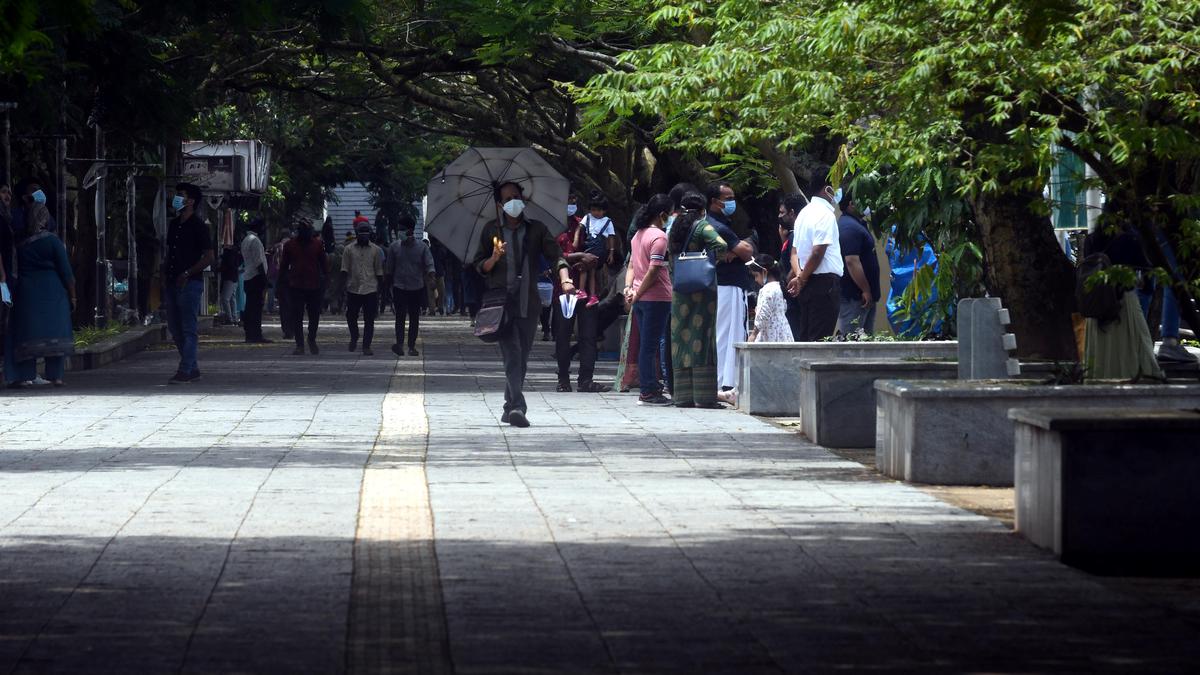 Public entry to Marine Drive walkway to be banned from 10 p.m. to 5 a.m.