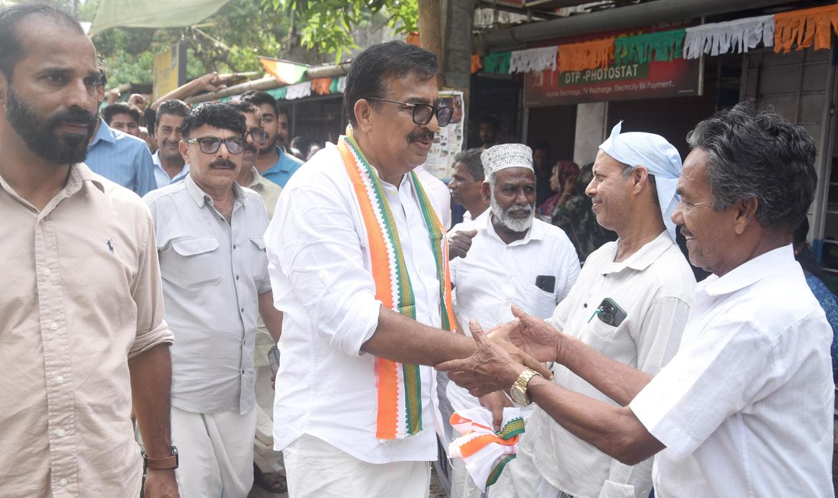 Parakkal Abdulla, candidato da UDF em Kuttiyadi, chegando a Mukkadathum Vayal, para participar de uma reunião no dia 4 de abril.