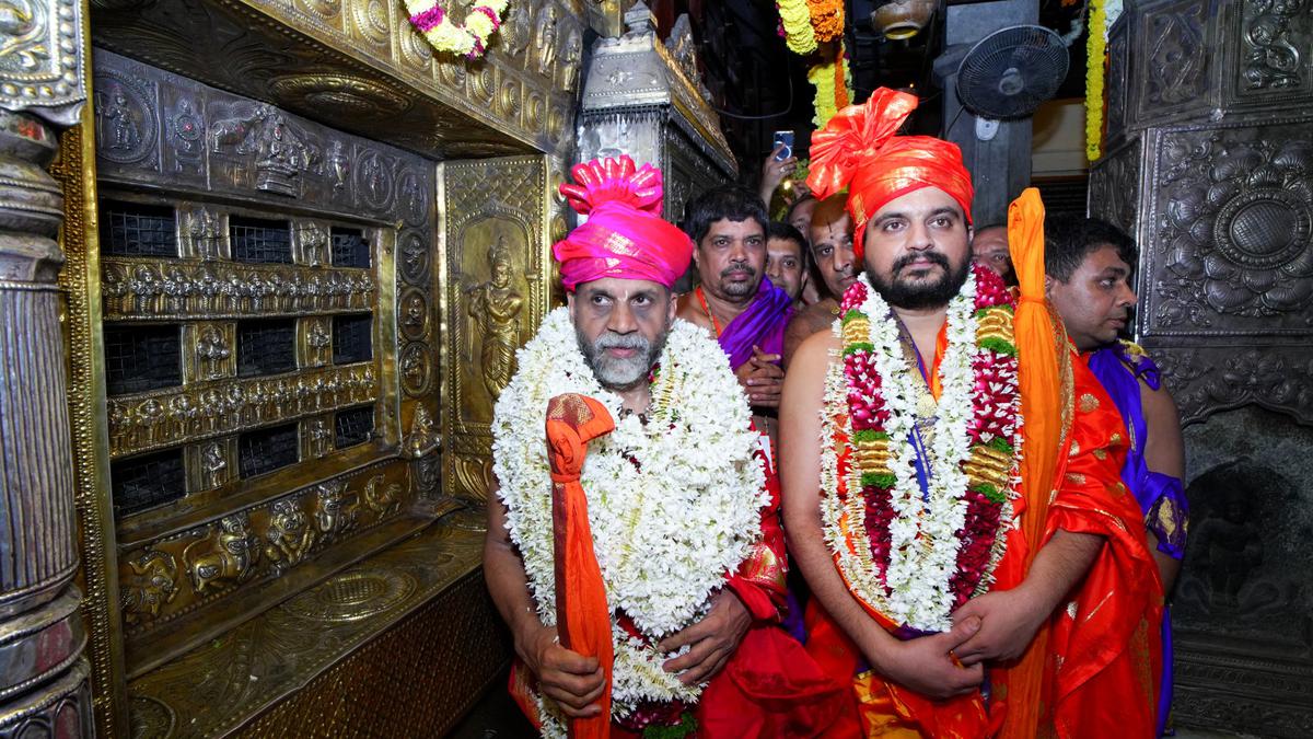 Controversy over overseas travel echos again during fourth Paryaya of Puthige Mutt senior seer Sugunendra Tirtha