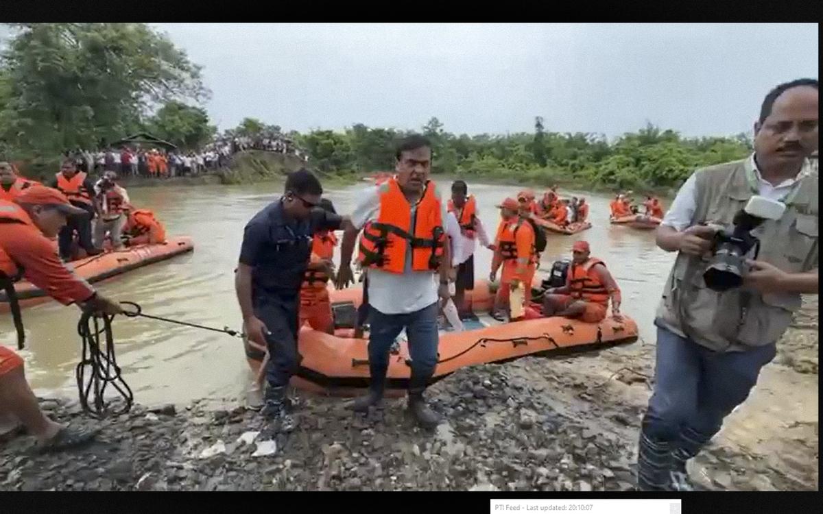असम के मुख्यमंत्री हिमंत बिस्वा सरमा डिब्रूगढ़ जिले के तेंगाखाट के बाढ़ प्रभावित इलाके का दौरा करते हुए। वीडियो: X/@himantabiswa via PTI असम के मुख्यमंत्री हिमंत बिस्वा सरमा डिब्रूगढ़ जिले के तेंगाखाट के बाढ़ प्रभावित इलाके का दौरा करते हुए। वीडियो: X/@himantabiswa via PTI