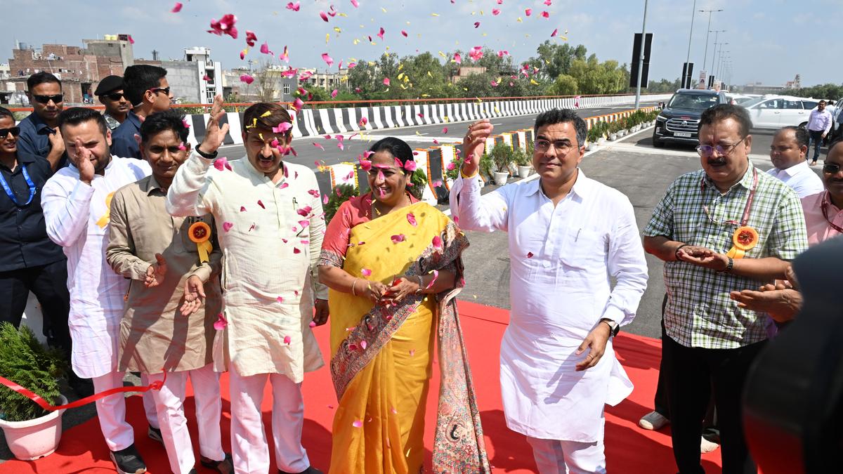 Delhi CM Rekha Gupta launches 300 e-buses for trans-Yamuna connectivity