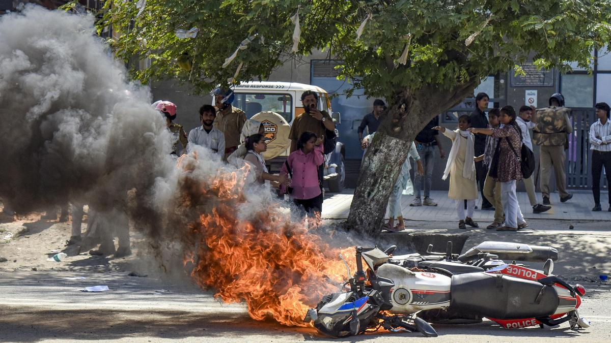What led to the Noida workers’ protest?