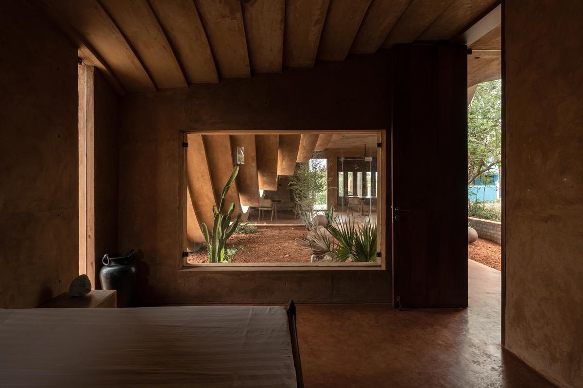 Bedroom with slit window of Vaazh House