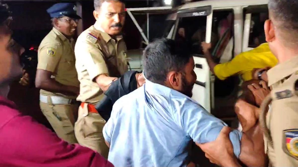 SFI workers wave black flag at Governor in Kannur