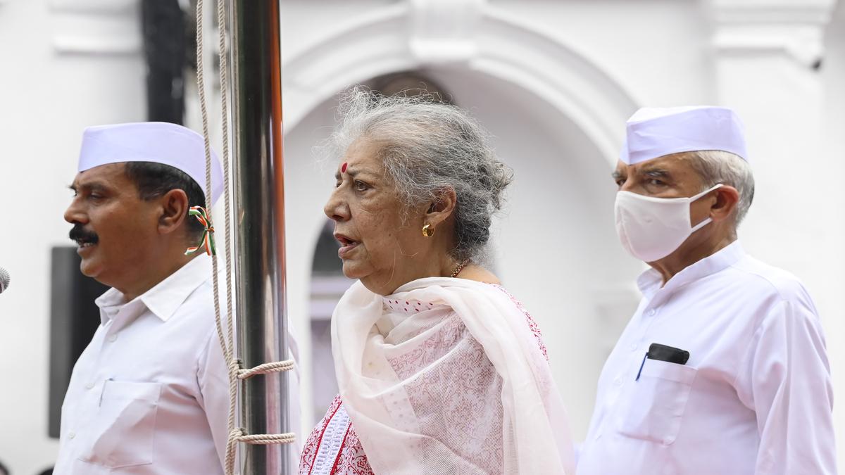 Ambika Soni hoists flag at Congress headquarters