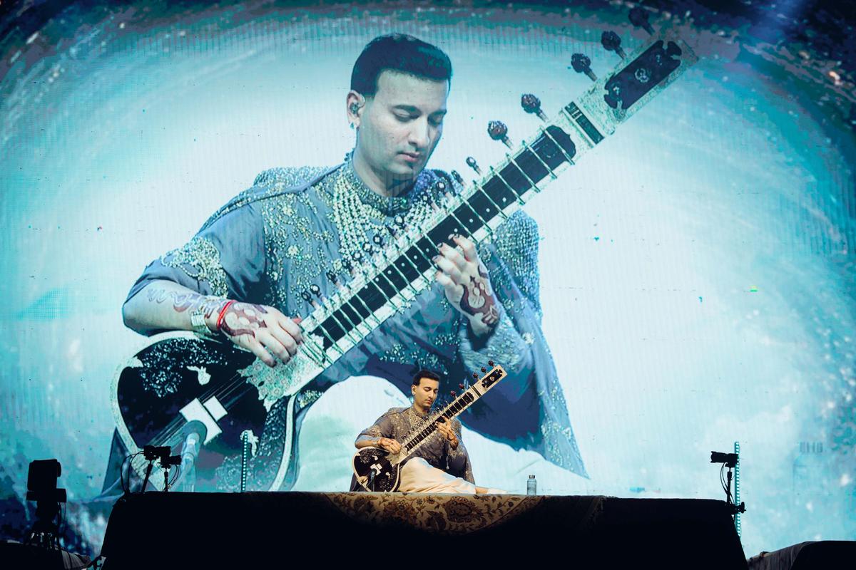 La performance si è poi spostata attraverso un repertorio di raga classici, seguito da composizioni originali e selezionate interpretazioni di Bollywood, culminando in un finale Tandavam.