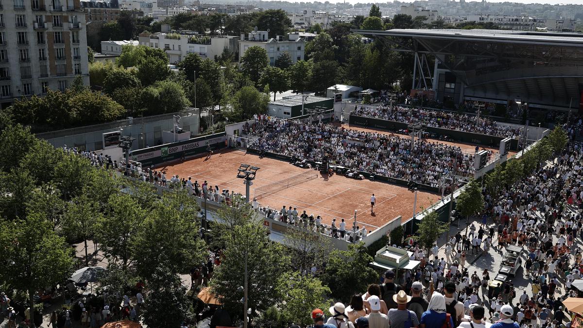 Who remains in French Open contention after Sinner and Djokovic defeated?