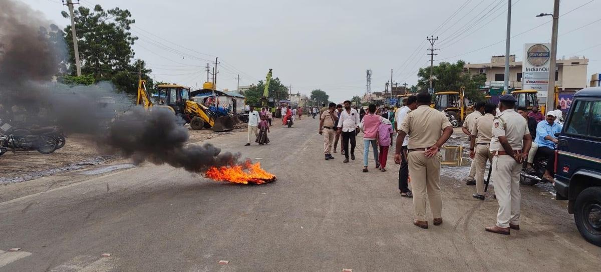 Agitating farmers set tyres on fire in Afzalpur, Kalaburagi district, on Thursday, demanding price of ₹3,500 per tonne of sugarcane. 