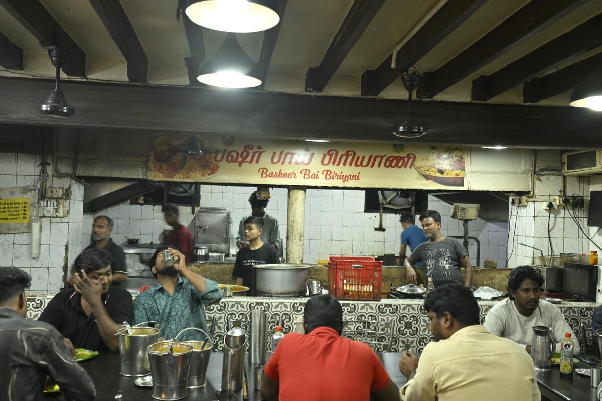 Basheeer Bai Biriyani funciona durante a noite e também abre para almoço.