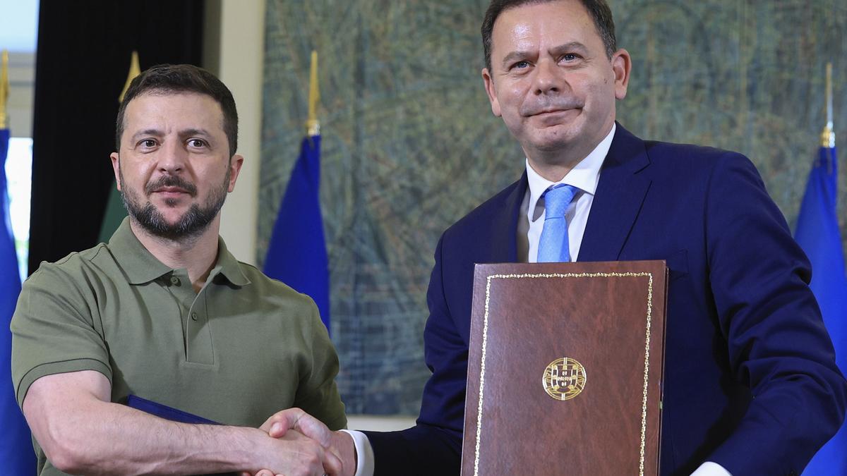 Ukraine gets more military aid from Europe but Putin warns of consequences if Russian soil is hit