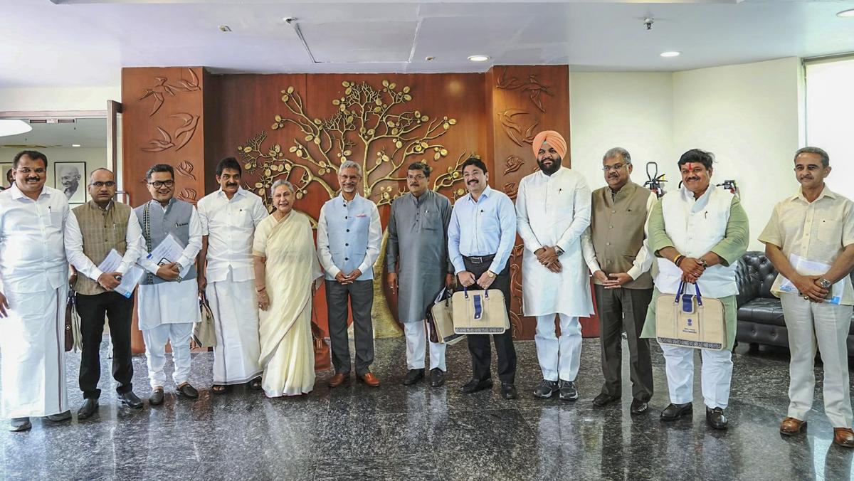 विदेश मंत्री एस। जयशंकर ने नई दिल्ली में MEA की परामर्शदाता समिति की बैठक के दौरान समूह की तस्वीर के लिए पोज़ दिया। विदेश मंत्री एस। जयशंकर ने नई दिल्ली में MEA की परामर्शदाता समिति की बैठक के दौरान समूह की तस्वीर के लिए पोज़ दिया।