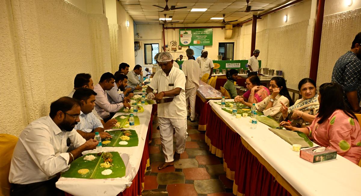 Makan siang sedang berlangsung di kantin Sattvaa di Vani Mahal