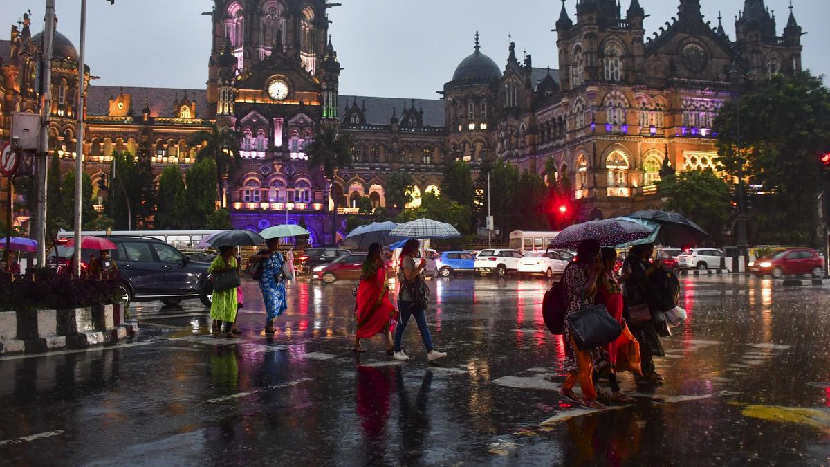 Mumbai rains LIVE updates: Two flights diverted, seven make go-around at Mumbai airport