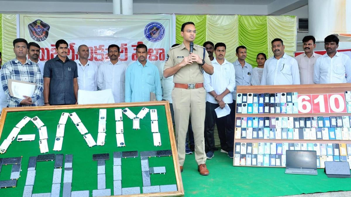 Police hand over ₹1.5 crore worth recovered mobiles to owners