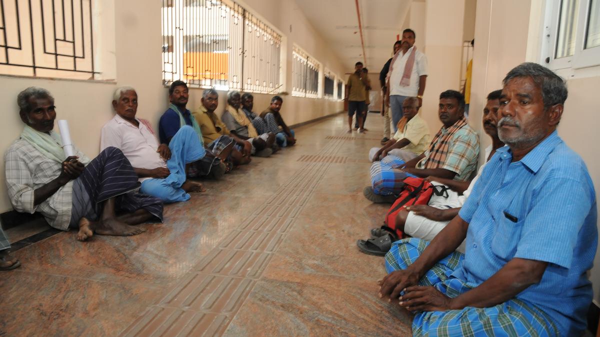 Lok Sabha polls | Cattle traders in Erode stage protest after seizure of money by election officials