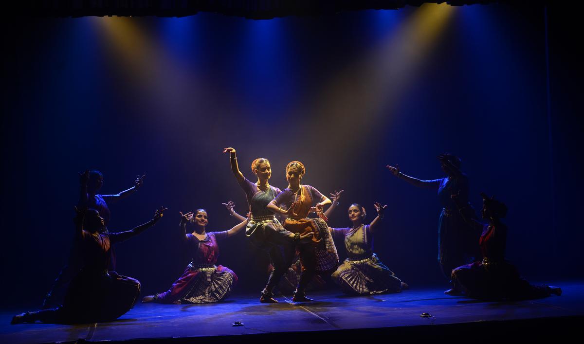 Senior Odissi dancer Madhavi Mudgal and team performing Vistar: Elaborations in Odissi, at Bharatiya Vidya Bhavan on December 24, 2023. The event took place as part of Kartik Fine Arts’ Margazhi festival. 