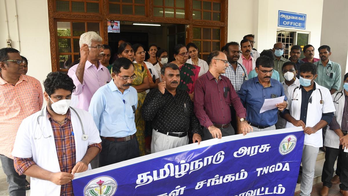 Doctors in Tirunelveli stage dharna demanding dismissal of Madurai City
