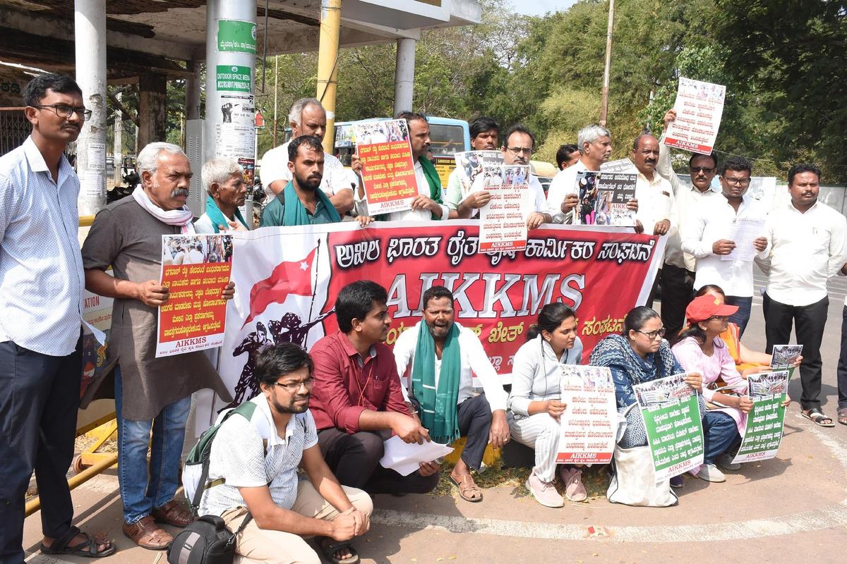 AIKKMS condemns arrest of Vijayapura medical college protesters - The Hindu