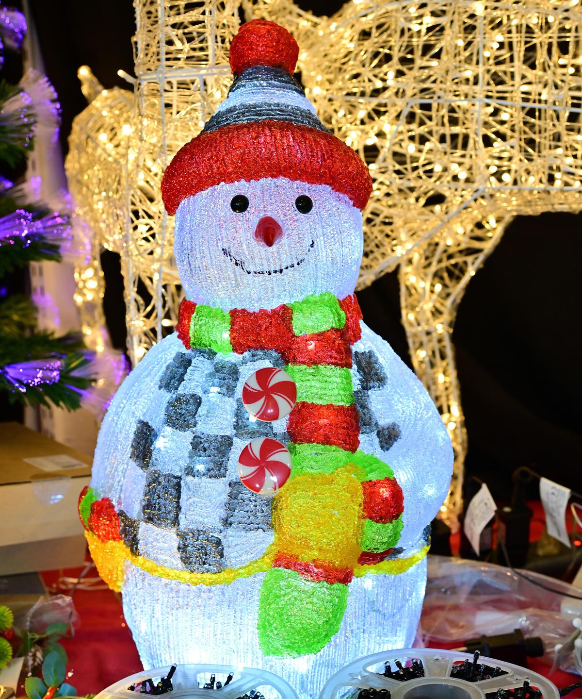 एग्मोर में रावेज़ एवरग्रीन में क्रिसमस की सजावट।