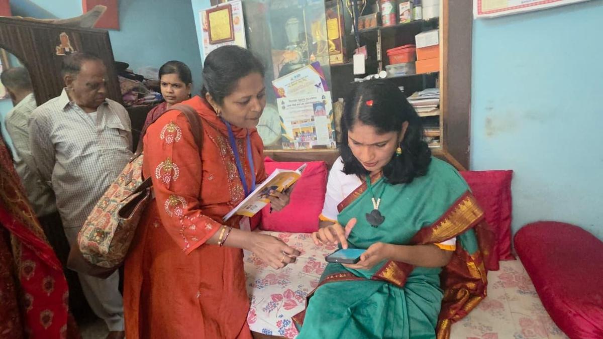 Hassan DC inspects Census, appeals to public to share genuine information with enumerators