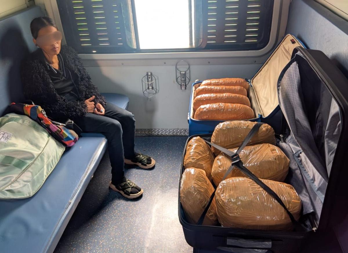 Una venditrice è stata arrestata mentre trasportava oltre 16 kg di ganja sul Konark Express durante i controlli alla stazione ferroviaria di Begumpet 