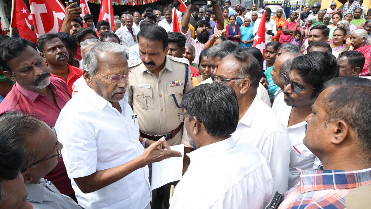 Residents stage road roko demanding basic amenities in Salem