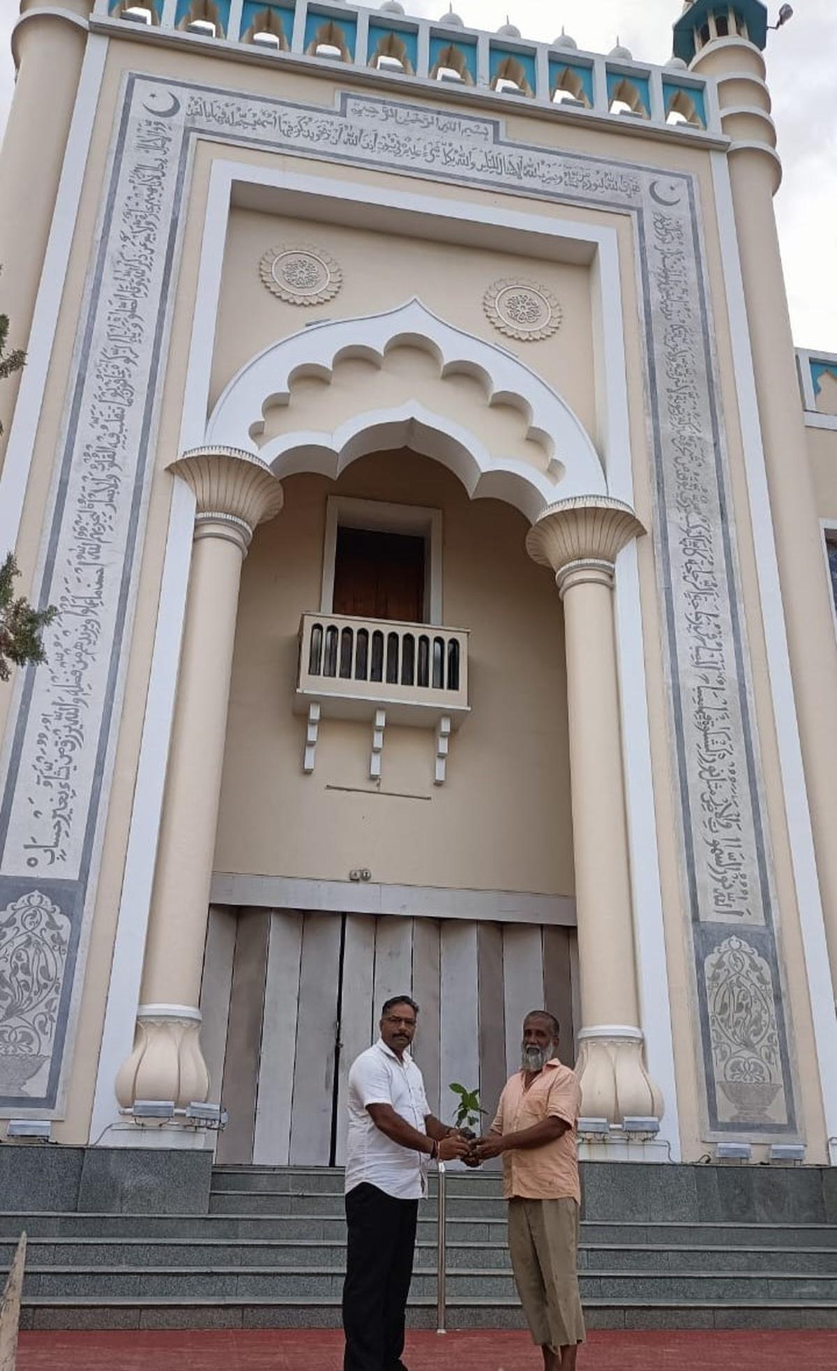 Kunthirikkam sapling being given away to Palayam Juma Masjid