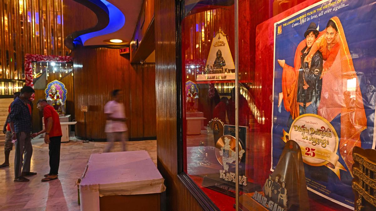 DDLJ के 30 साल पूरे: हमें अब भी DDLJ के शाहरुख खान से प्यार क्यों हो जाता है? DDLJ के 30 साल पूरे: हमें अब भी DDLJ के शाहरुख खान से प्यार क्यों हो जाता है?