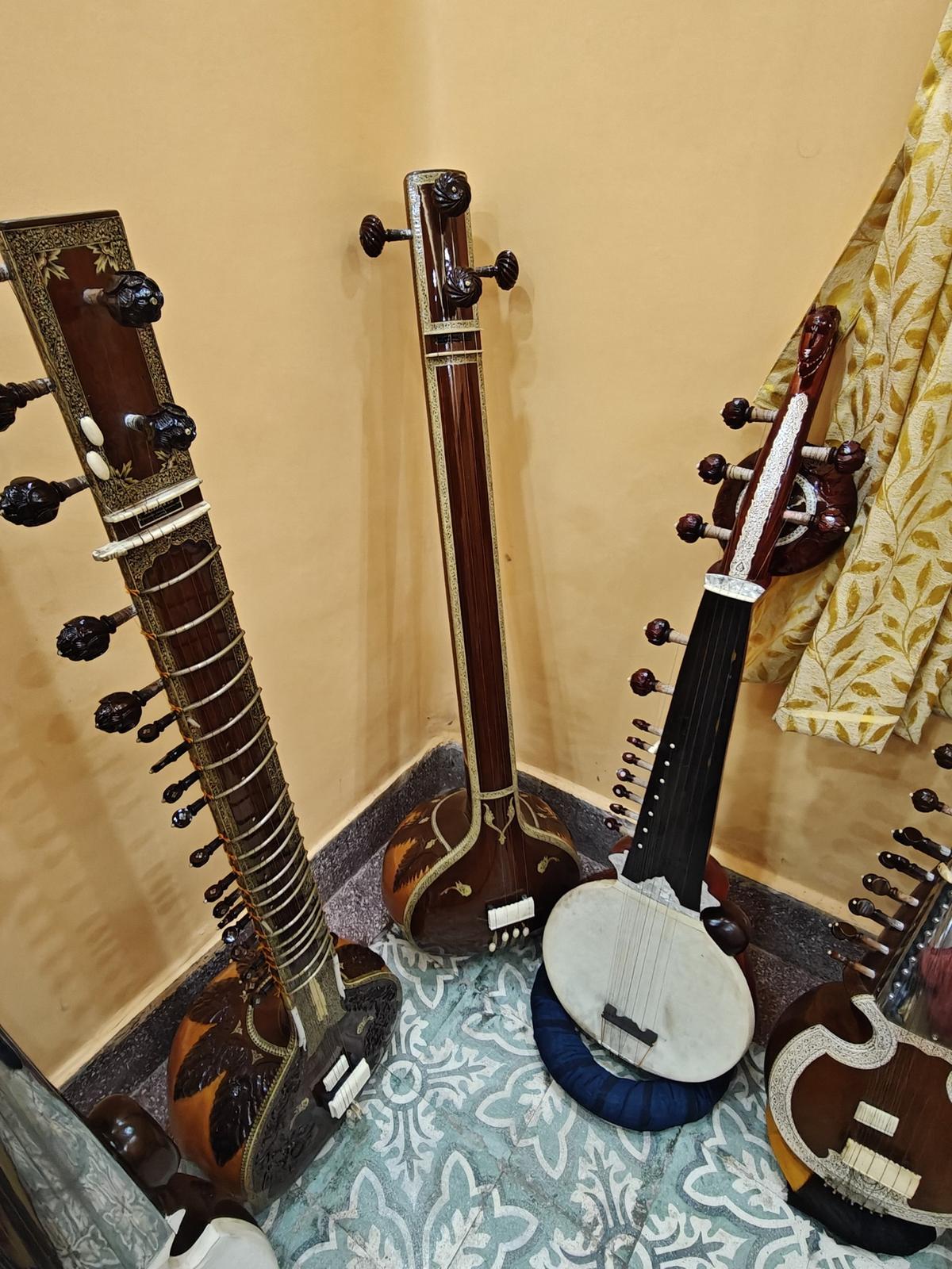 (A partir da esquerda) Uma cítara de 1970, uma tanpura de 1960 e o seni rabab