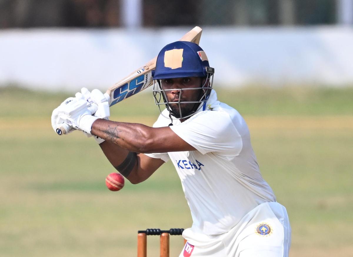 El capitán de Kerala, Vishnu Vinod, juega un tiro contra Goa el día 3 de su partido del Trofeo Ranji del Grupo B en el Academy Ground de la Asociación de Cricket de Goa (GCA), en Alto Porvorim, Goa, el sábado 31 de enero de 2026.