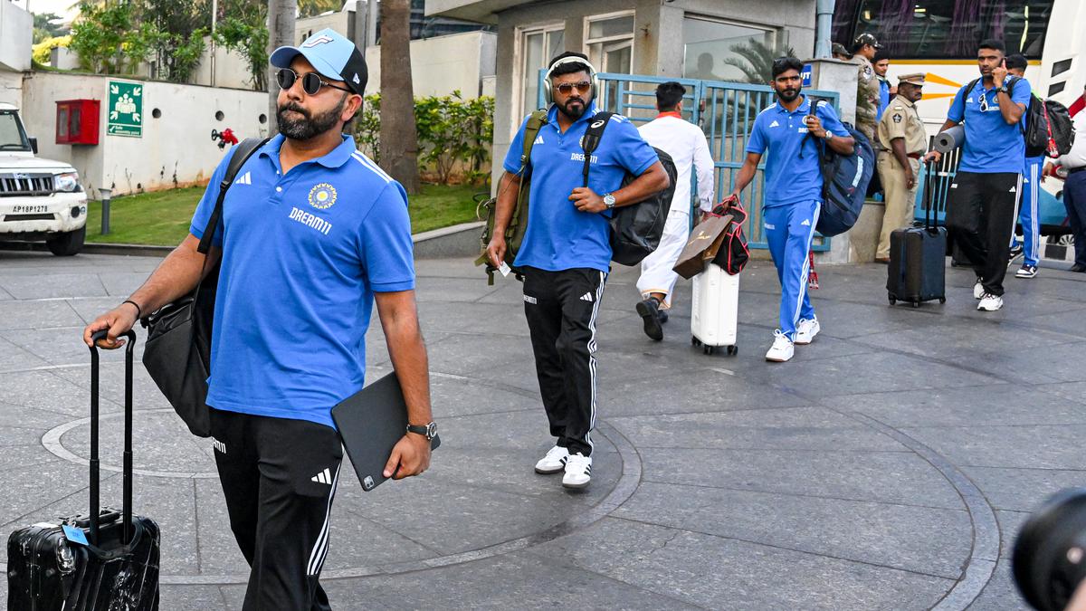 India, England teams arrive in Visakhapatnam to a tumultuous welcome